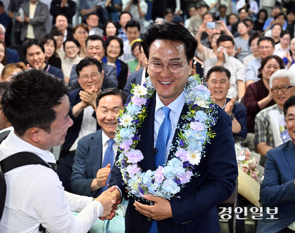 안민석 경기도교육감 후보가 3일 오후 수원시 팔달구 선거사무소에서 출구조사 결과 당선이 유력하자 세리머니를 하고 있다. 2026.6.3 /최은성기자 ces7198@kyeongin.com