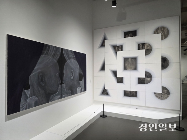 정덕현 작가 ‘이제는 너를 이해할 수 있을 거 같아’(왼쪽), ‘틀과 틈’. 2026.6.5 /구민주기자 kumj@kyeongin.com