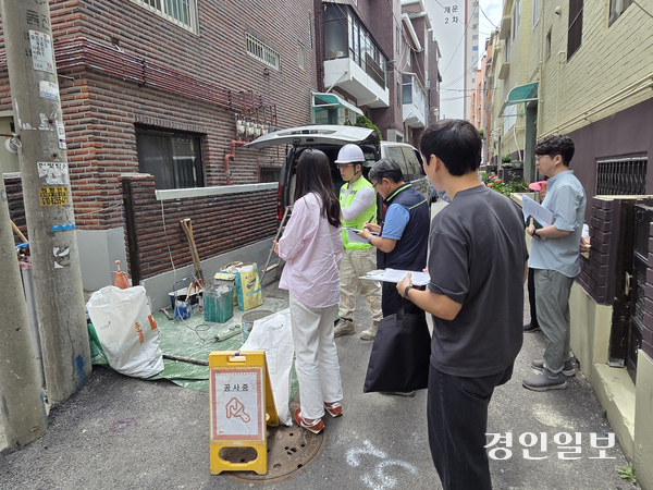 경기도는 지난 2023년부터 소규모 노후주택 거주자의 집수리 무료기술 자문을 이어오고 있다. 사진은 광명의 한 노후주택 현장 자문 모습. 2026.6.8/이시은기자see@kyeongin.com