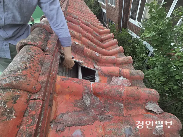 경기도는 지난 2023년부터 소규모 노후주택 거주자의 집수리 무료기술 자문을 이어오고 있다. 사진은 광명의 한 노후주택 현장 자문 모습. 2026.6.8/이시은기자see@kyeongin.com