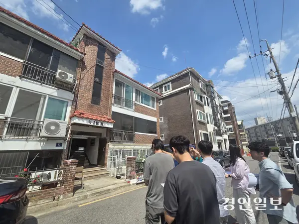 경기도는 지난 2023년부터 소규모 노후주택 거주자의 집수리 무료기술 자문을 이어오고 있다. 사진은 광명의 한 노후주택 현장 자문 모습. 2026.6.8/이시은기자see@kyeongin.com