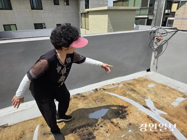 경기도는 지난 2023년부터 소규모 노후주택 거주자의 집수리 무료기술 자문을 이어오고 있다. 사진은 광명의 한 노후주택 현장 자문 모습. 사업 신청자인 문삼남씨가 누수가 있었던 옥상 바닥에 대해 설명하고 있다. 2026.6.8/이시은기자see@kyeongin.com