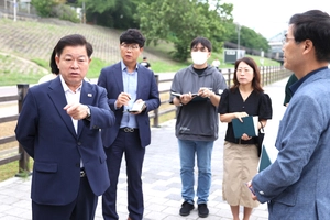 박승원 광명시장, 당선 첫 행보 ‘안양천 안전점검’