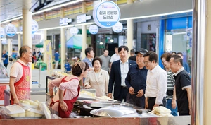 김동연 경기도지사 ‘폭설 피해’ 의왕도깨비시장 복구 상황 점검