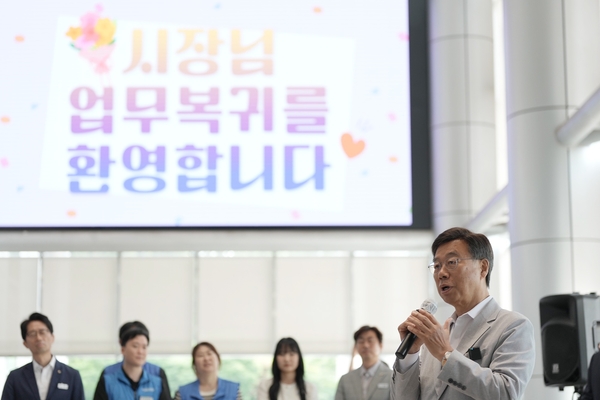 재선 도전에 성공한 신상진 성남시장이 지난 5일 업무복귀를 하면서 성남시청 로비에서 간부·직원들에게 인사말을 하고 있다. /성남시 제공