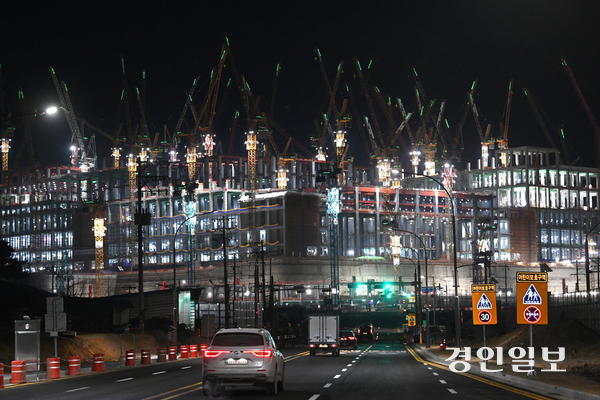 용인시 처인구 원삼면 SK 반도체클러스터 일반산업단지에서 야간 공사가 진행되고 있다. 2026.1.9 /최은성기자 ces7198@kyeongin.com