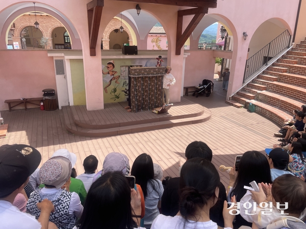 가평군에 위치한 테마파크 ‘이탈리아 마을’을 찾은 방문객들이 최근 야외 특설무대에서 열린 이탈리아 정통 인형극 ‘아를레키나테’(Arlecchinate) 공연을 관람하고 있다. 가평/김민수기자 kms@kyeongin.com