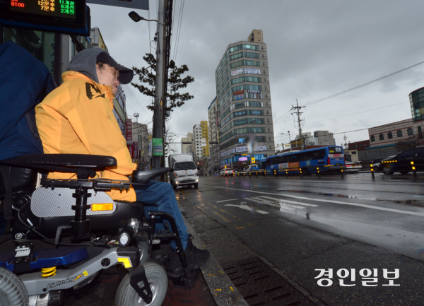 많은 뇌병변 장애인들이 고교 졸업후 외부 활동에 어려움을 겪고 있다. 이 사진은 기사와 무관합니다. /경인일보DB