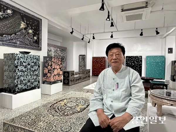 임충휴 대한민국 명장이 인천 중구 개항로에 있는 자신의 갤러리에서 다양한 나전칠기 작품을 소개하고 있다. 2026.6.5 /박경호기자 pkhh@kyeongin.com
