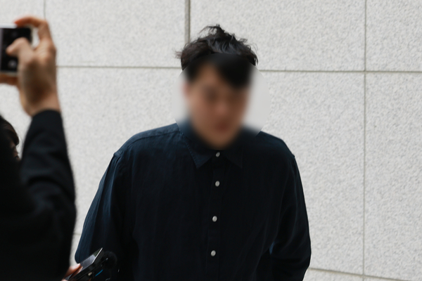 외국인 근로자를 폭행한 영상이 공개돼 공분을 산 인천 섬유 제조업체 대표 A씨가 지난 4일 오후 구속 전 피의자심문(영장실질심사)을 받기 위해 인천지법으로 들어서고 있다. 2026.6.4 /연합뉴스