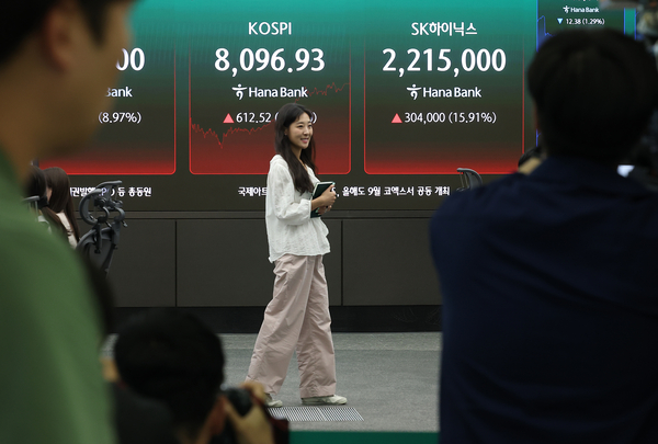 9일 서울 중구 하나은행 본점 딜링룸 모니터에 삼성전자, 코스피, SK하이닉스 종가가 표시돼 있다. 이날 코스피는 전장보다 612.52포인트(8.18%) 오른 8096.93로 마감했다. 2026.6.9 /연합뉴스