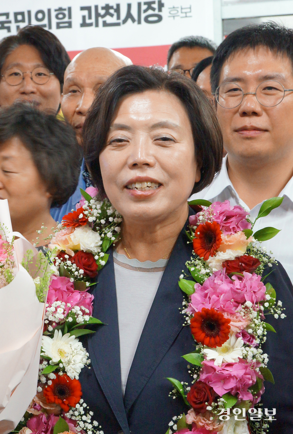 현직 시장으로 3선에 도전한 신계용 국민의힘 과천시장 후보가 당선을 확정지은 후 당원 및 지지자들의 축하를 받으며 당선 소감을 밝히고 있다. 2026.6.3.  과천/박상일기자 metro@kyeongin.com