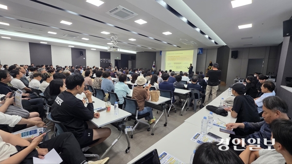 5일 저녁 과천농협 대강당에서 진행된 ‘별양동 향촌마을 재개발사업 주민설명회’에서 설명회장을 가득 채운 주민들이 재개발 사업 관련 설명을 듣고 있다. 2026.6.5.  /별양동 단독주택지역 재개발사업 준비위원회 제공