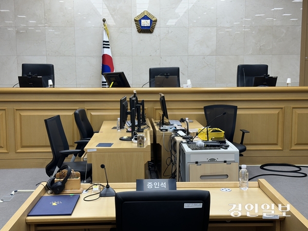 이화영 전 경기도평화부지사의 위증 등 혐의 사건 국민참여재판이 8일부터 19일까지 열리는 수원시 영통구 수원지법 204호 법정. 이번 재판은 역대 최장 기간 국민참여재판으로 기록될 전망이다. 2026.6.5 /목은수기자wood@kyeongin.com