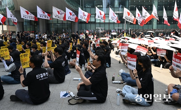민주노총 전국화학섬유식품산업노동조합 카카오지회 조합원들이 10일 성남시 분당구 카카오판교아지트에서 성과급 인상을 요구하며 파업 집회를 하고 있다. 2026.6.10 /최은성기자 ces7198@kyeongin.com