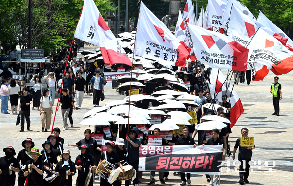 카카오 창사 이래 첫 부분 파업에 돌입한 카카오 노조원들이 10일 성남시 분당구 카카오 판교 아지트에서 유스페이스 광장까지 성과급을 요구하며 행진하고 있다. 2026.6.10 /최은성기자 ces7198@kyeongin.com