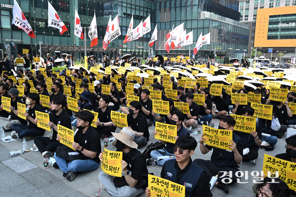 민주노총 전국화학섬유식품산업노동조합 카카오지회 조합원들이 10일 성남시 분당구 카카오판교아지트에서 성과급 인상을 요구하며 파업 집회를 하고 있다. 2026.6.10 /최은성기자 ces7198@kyeongin.com