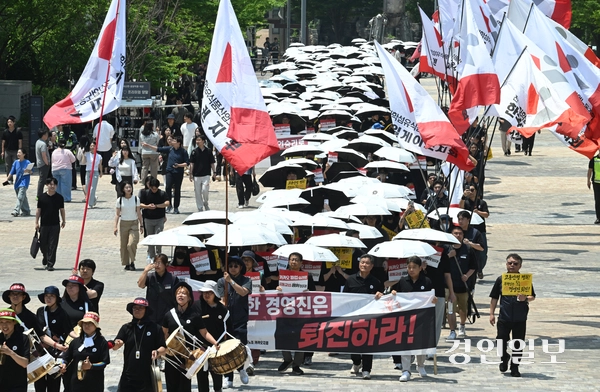 민주노총 전국화학섬유식품산업노동조합 카카오지회 조합원들이 10일 성남시 분당구 카카오판교아지트에서 유스페이스 광장까지 성과급 인상을 요구하며 행진하고 있다. 2026.6.10 /최은성기자 ces7198@kyeongin.com