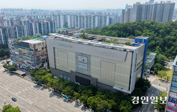 넓은 면적과 풍부한 주차 공간을 갖춘 문 닫은 도심 내 대형마트 건물이 공공기관 청사 대안으로 떠오르고 있다. 사진은 10일 중대범죄수사청 경기지역 청사 후보지 중 하나인 수인분당선 영통역 인근 옛 롯데마트 영통점 건물. 2026.6.10 /임열수기자 pplys@kyeongin.com