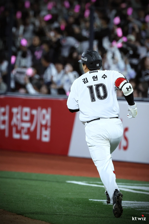 KBO 리그 역대 세 번째 2천600안타를 달성한 김현수. /kt wiz 제공