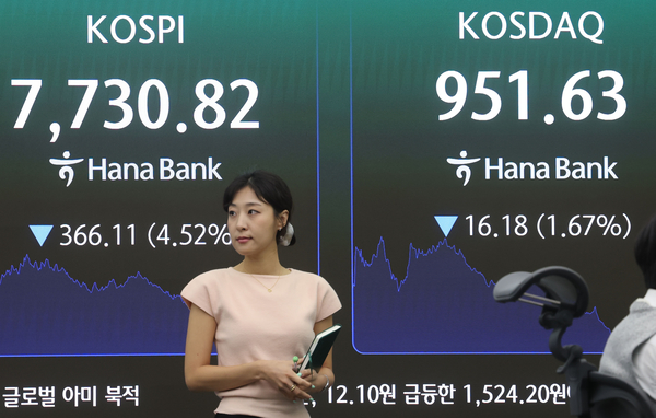코스피가 하락 마감한 10일 서울 중구 하나은행 딜링룸에서 직원이 업무를 보고 있다. 2026.6.10 /연합뉴스