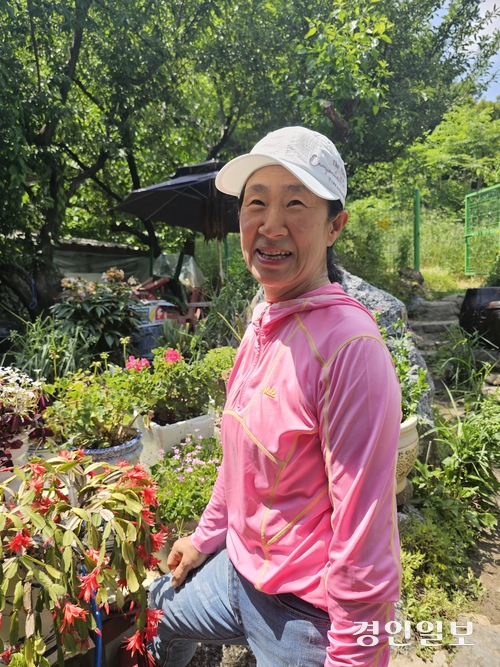 장애인 쉼터 아이들에게 ‘모자 엄마’로 불리는 강경애씨가 자신의 농장에서 환한 미소를 짓고 있다. 2026.6.4 남양주/이종우기자 ljw@kyeongin.com
