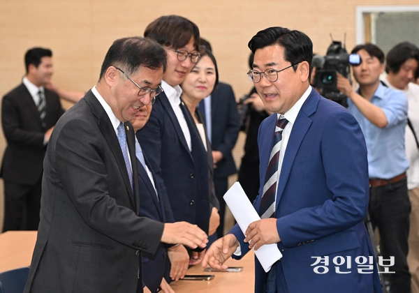 박찬대 인천시장 당선자가 10일 오후 인천 송도국제도시 G타워에서 열린 민선 9기 인천시장직 인수위원회 출범식에서 맹성규 인수위원장에게 악수를 건네고 있다. 2026.6.10 /조재현기자 jhc@kyeongin.com