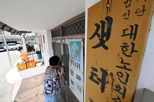 문 잠기고 안내판 없고… 들어가기 힘든 무더위 쉼터