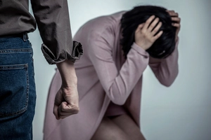열손가락 부러지도록 폭행… 남편 고작 징역 1년10월