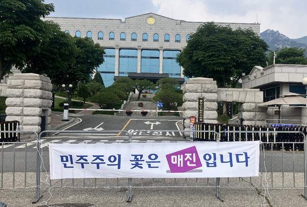 ‘이제석 광고연구소’ 대표로 공익광고 전문가인 이제석씨가 11일 경기도 과천시 중앙선거관리위원회 앞에내건 ‘민주주의 꽃은 매진입니다’ 현수막. 2026.6.11 /이제석 광고연구소 제공