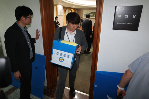6·3 지방선거 당시 벌어진 투표지 부족사태를 수사하는 검경 합동수사본부 및 경찰 관계자들이 11일 경기도 과천시 중앙선거관리위원회에서 압수수색을 위해 선거종합상황실로 이동하고 있다. 2026.6.11 /연합뉴스
