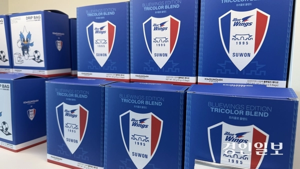 수원삼성 상징을 활용한 김성민커피 굿즈. 2026.6.12/ 윤혜경기자 hyegyung@kyeongin.com