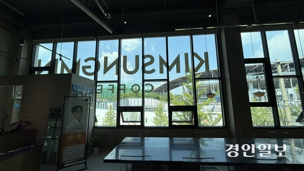 수원월드컵경기장 앞에 마련된 ‘그라운드 블루’. 2026.6.12 / 윤혜경기자 hyegyung@kyeongin.com