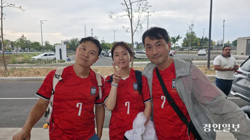 월드컵 직관을 위해 휴가를 쓰고 온 직장동료. 왼쪽부터 허장진, 이예빈, 조성국씨. 2026.6.11 /과달라하라(멕시코)=이영선 기자 zero@kyeongin.com