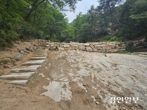 굿당 불법건축물이 철거된 불암산 계곡이 오솔길과 자연석으로 정비돼 있다. 2026.6.11 남양주/이종우기자 ljw@kyeongin.com