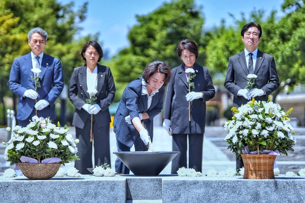 추미애 경기도지사 당선자가 13일 경남 김해 고(故) 노무현 전 대통령 묘역에서 참배하고 있다. 2026.6.13 /추미애 당선자 측 제공