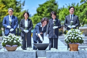 봉하마을 다시 찾은 추미애, 방명록에 ‘하나된 민주세력 지켜주십시오’