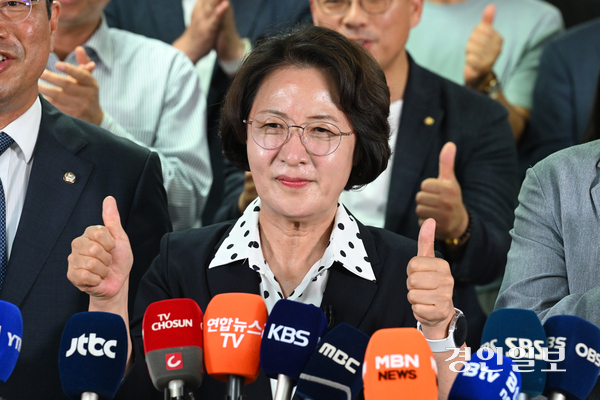 추미애 더불어민주당 경기도지사 당선자가 4일 수원시 팔달구 마라톤빌딩에서 당선이 확정되자 캠프 관계자들과 함께 환호하고 있다. 2026.6.4 /최은성기자 ces7198@kyeongin.com