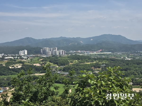 국사봉에서 바라본 연천군 전곡읍 전곡리 일대 모습. 2026.6.14 /구민주 기자 kumj@kyeongin.com
