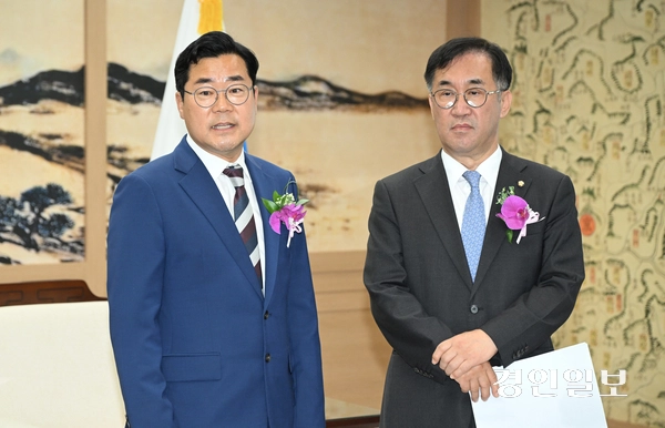 박찬대 인천시장 당선자(왼쪽)와 맹성규 인수위원장이 10일 기자 브리핑에서 민선 9기 인천시장직 인수위원회 구성 이유와 목표 등에 대해 설명하고 있다. 2026.6.10 /조재현기자 jhc@kyeongin.com