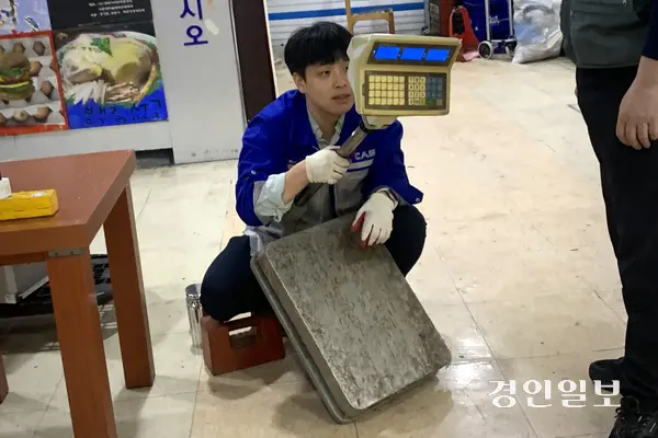 12일 오전 수원시 팔달구 수원역전시장 건물 지하 1층. 검사원이 전자저울의 구조와 표식 등을 살펴보고 있다. 2026.6.12 /유혜연기자 pi@kyeongin.com