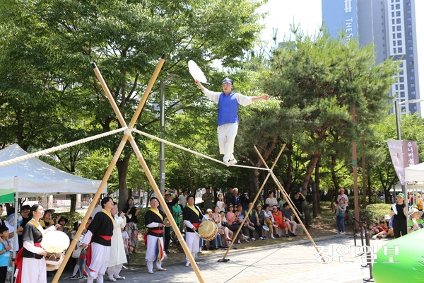 지난 13일 오후 하나문화원 옆 공원에서 열린 ‘제14회 하남 단오축제’ 체험부스에서 전통줄타기 공연이 펼쳐지고 있다.  이날 행사에는 하남시민 5천여명이 참가해 전통줄타기 공연, 창포물 머리 감기, 널뛰기, 그네 타기 등 다양한 단오체험을 즐겼다. 2026.6.13 하남/문성호기자 moon23@kyeongin.com