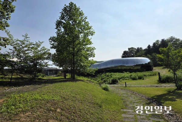 세계 구석기 역사를 바꾼 연천 전곡리 유적은 내년 유네스코 세계유산 잠정목록 등재를 목표로 하고 있다. 사진은 연천 전곡리 전곡선사박물관 전경.  2026.6.9 /구민주기자 kumj@kyeongin.com