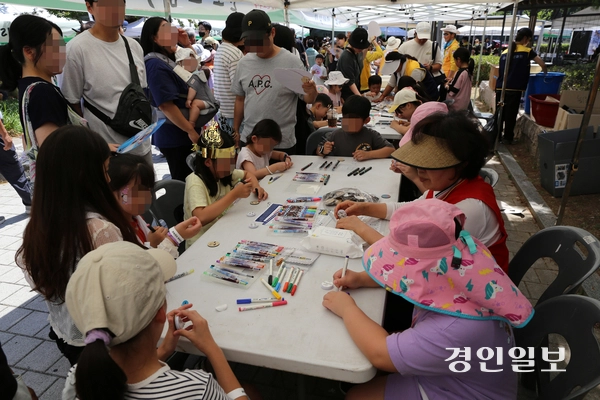 지난 13일 오후 하나문화원 옆 공원에서 열린 ‘제14회 하남 단오축제’ 체험부스에서 어린이들이 다양한 체험을 즐기고 있다.  이날 행사에는 하남시민 5천여명이 참가해 전통줄타기 공연, 창포물 머리 감기, 널뛰기, 그네 타기 등 다양한 단오체험을 즐겼다. 2026.6.13 하남/문성호기자 moon23@kyeongin.com