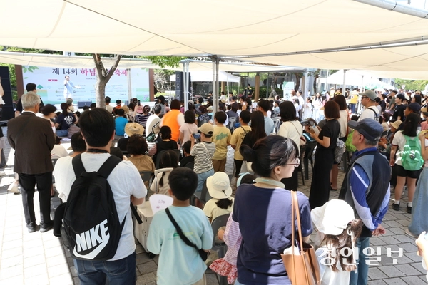 지난 13일 오후 하나문화원 옆 공원에서 열린 ‘제14회 하남 단오축제’  공연장에서 많은 시민들이 공연을 즐기고 있다.  이날 행사에는 하남시민 5천여명이 참가해 전통줄타기 공연, 창포물 머리 감기, 널뛰기, 그네 타기 등 다양한 단오체험을 즐겼다. 2026.6.13 하남/문성호기자 moon23@kyeongin.com