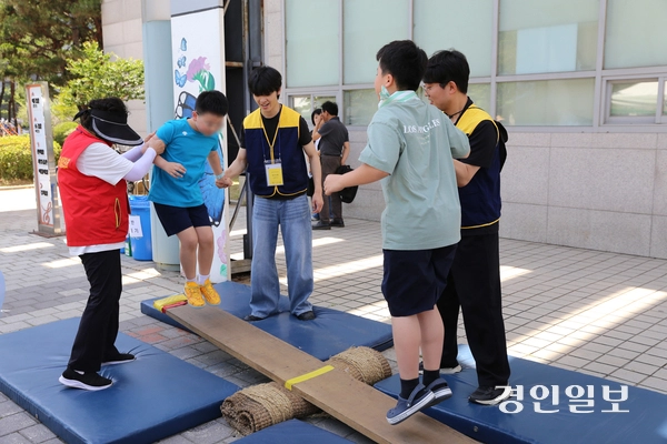지난 13일 오후 하나문화원 옆 공원에서 열린 ‘제14회 하남 단오축제’ 체험부스에서 어린이들이 널뛰기를 체험하고 있다.  이날 행사에는 하남시민 5천여명이 참가해 전통줄타기 공연, 창포물 머리 감기, 널뛰기, 그네 타기 등 다양한 단오체험을 즐겼다. 2026.6.13 하남/문성호기자 moon23@kyeongin.com