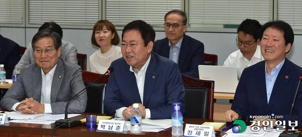 민선 7기 박남춘 인천시장 당선자가 2018년 6월20일 인천 남동구 인천교통공사에서 열린 ‘새로운 인천 준비위원회’ 첫 회의에서 모두 발언을 하고 있다. /경인일보DB