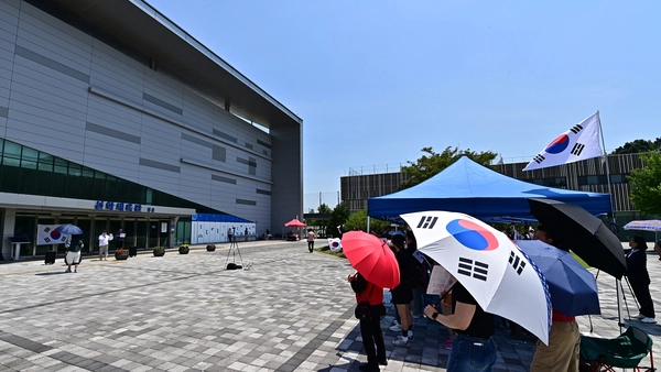 13일 오후 인천시 연수구 선학체육관에서 시민 100여명이 모인 가운데 투표용지 부족 사태에 대한 선관위 규탄과 재선거를 촉구하는 집회가 열리고 있다. 2026.6.13 /조재현기자 jhc@kyeongin.com