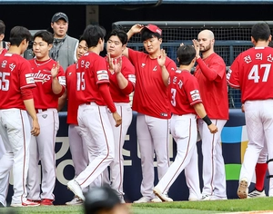 LG만 만나면 작아지는 SSG… 잠실 3연전 스윕패, 천적 관계 못 끊었다