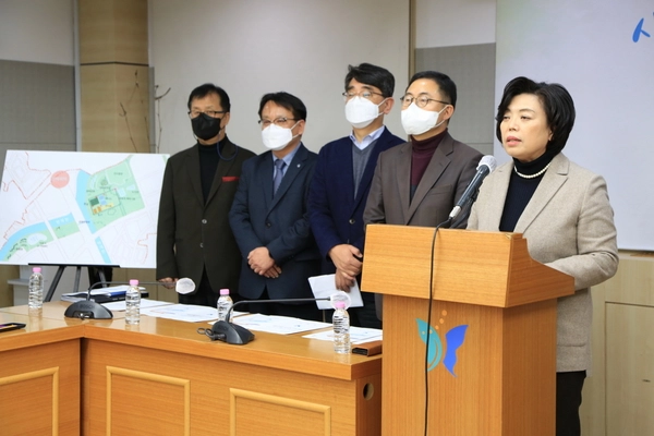 신계용 과천시장이 2022년 12월15일 시청 상황실에서 환경사업소 최종 입지를 발표하고 있다. /과천시 제공